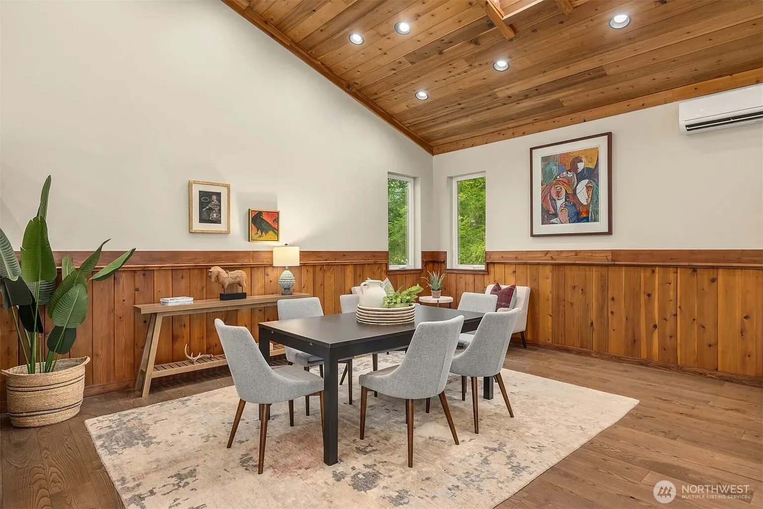 Big beams again, warm wood everywhere. Maybe one accent too many?