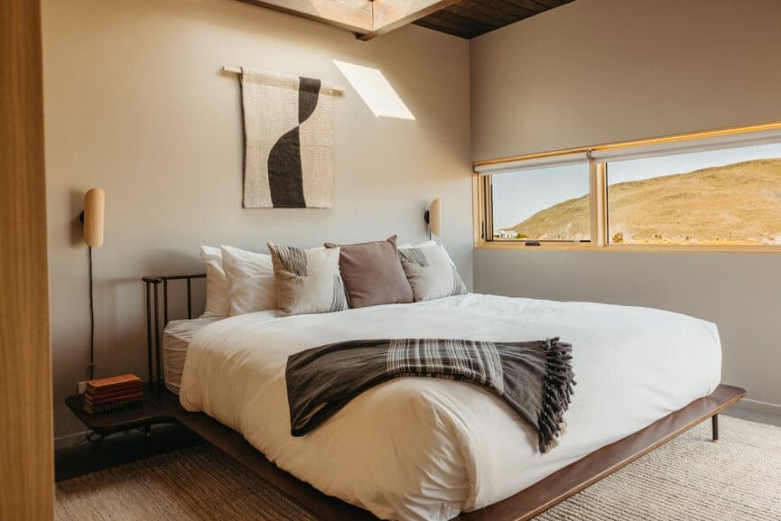 "Desert Views Meet Minimalist Luxury in This Serene Bedroom Retreat!"