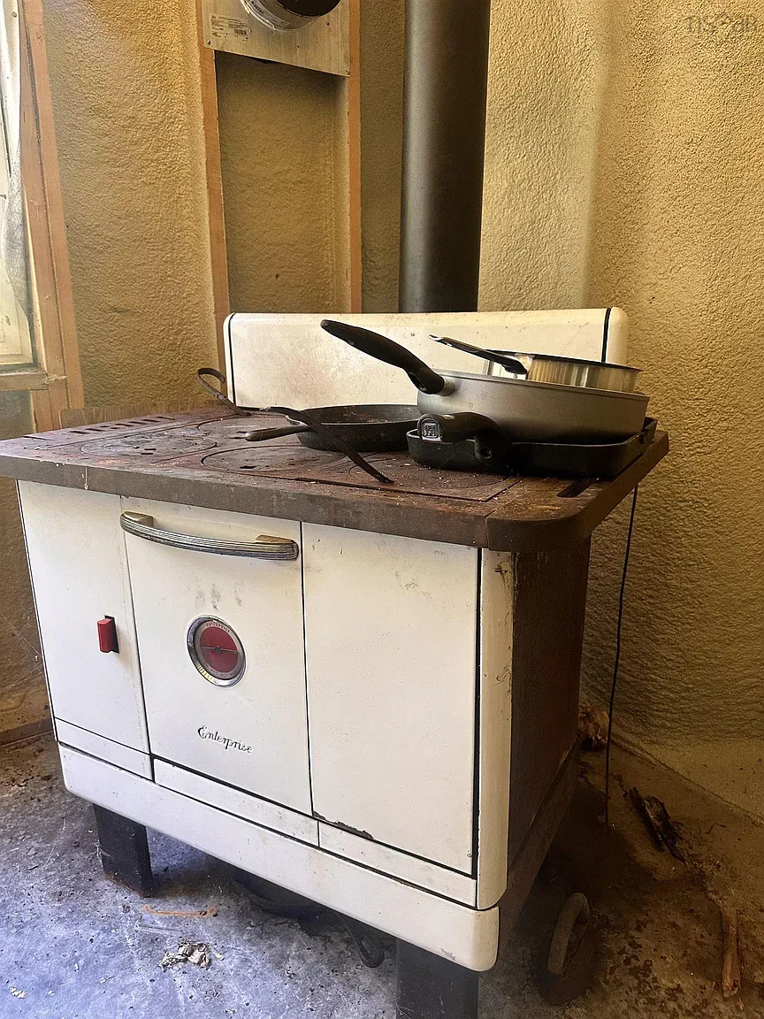 Here’s the stove — adorable enamel with red knobs. Looks heavy, probably immortal.
