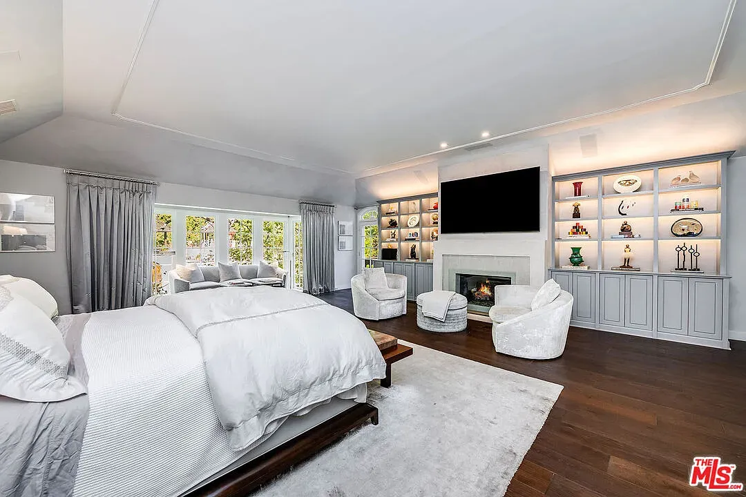 Another bedroom, a little dressier. Neutral walls, oversized bed, gallery-worthy pillows.