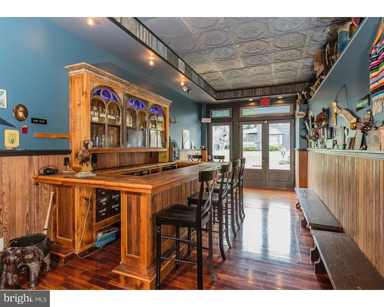 Okay, this bar—stained glass glowing over bottles. My wallet says no, heart yes.