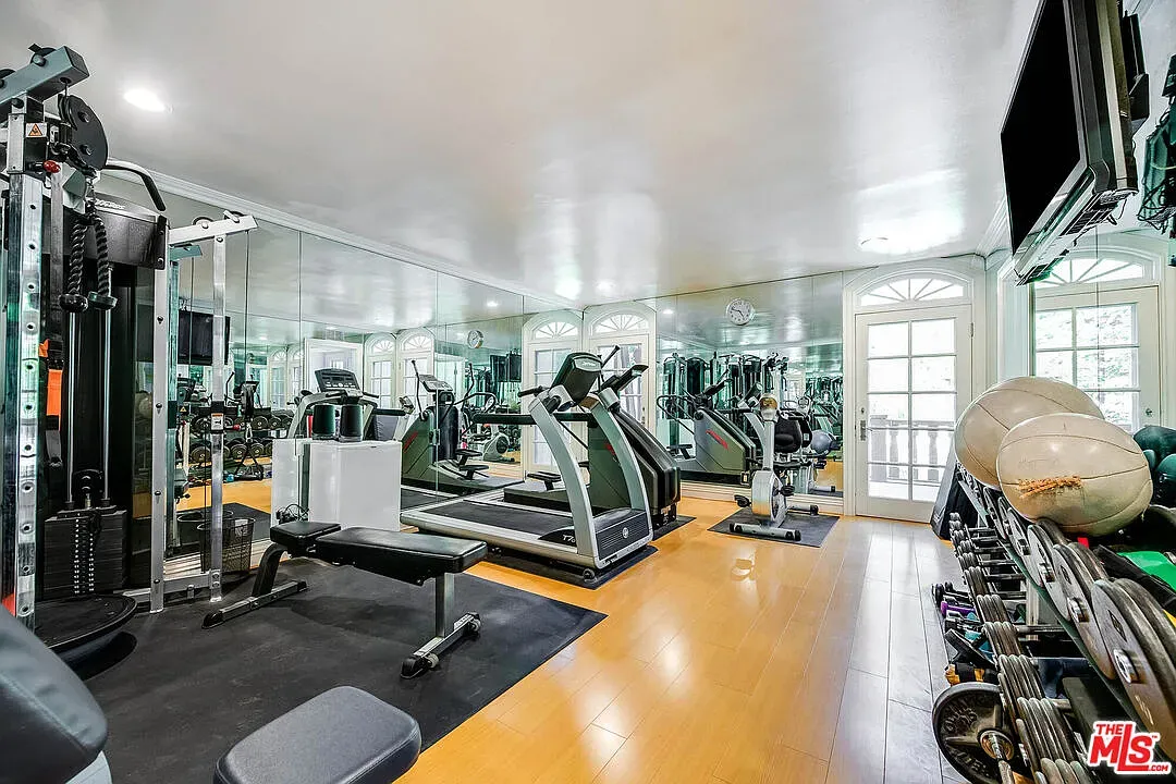 Here's the gym—mirrors for days, warm floors. No excuses now.