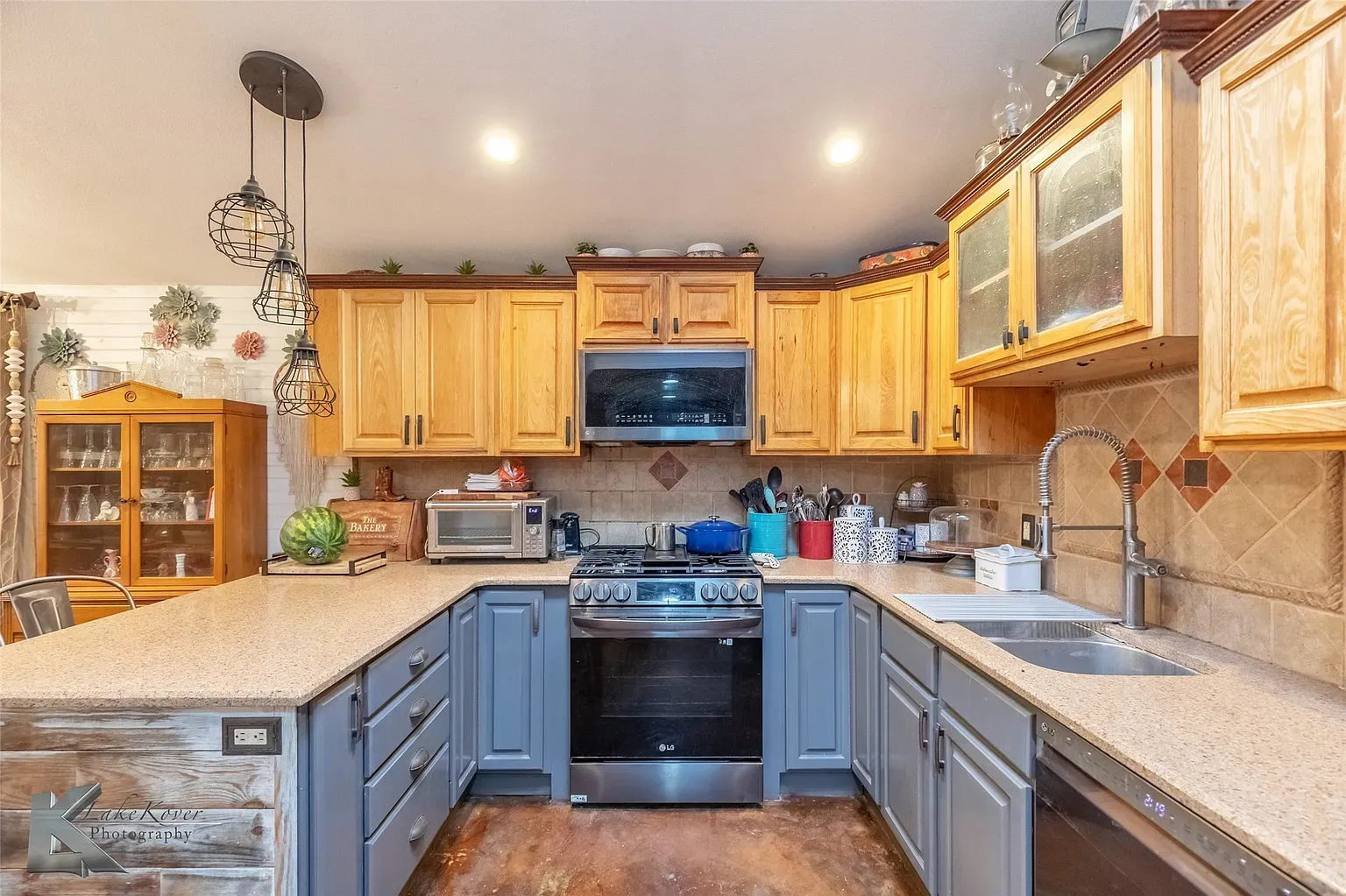 Okay, this kitchen. blue lowers, honey uppers. I it. I think.