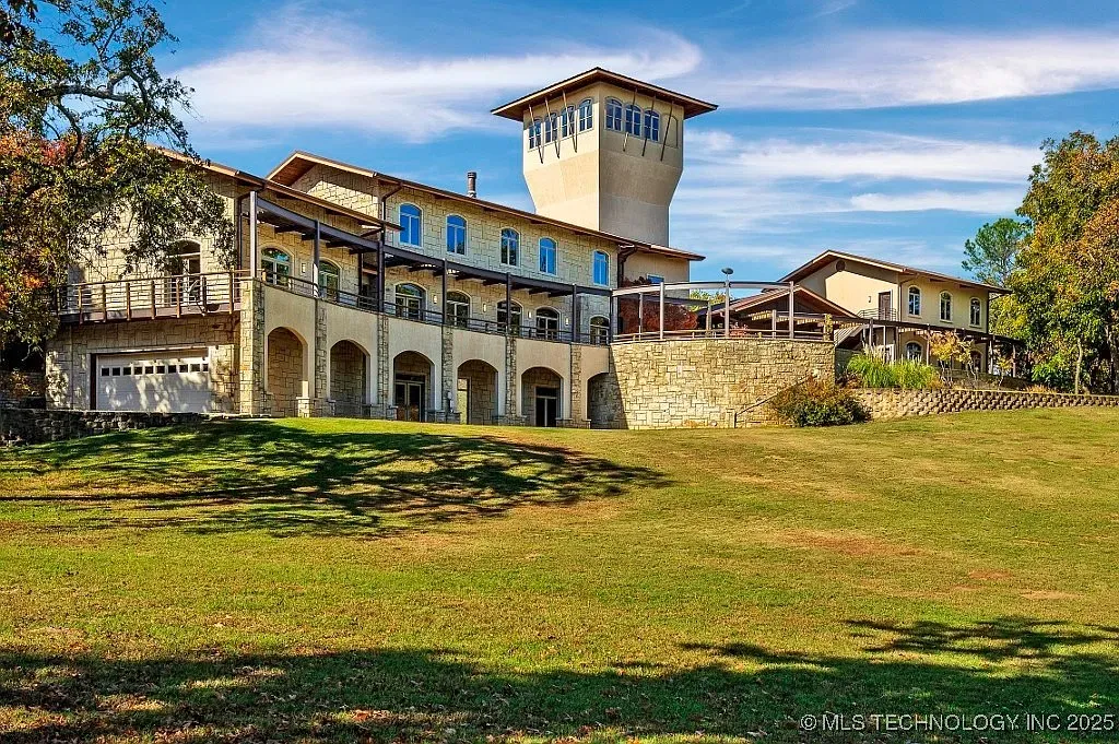 Here’s the exterior — modern meets lodge, with that tower flex.