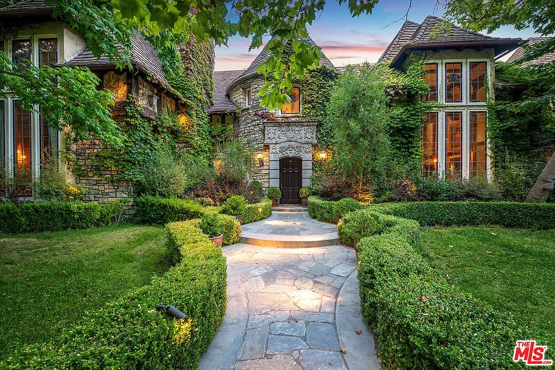 Front door's carved jewelry. Stonework plus vines. Kinda magical entrance.
