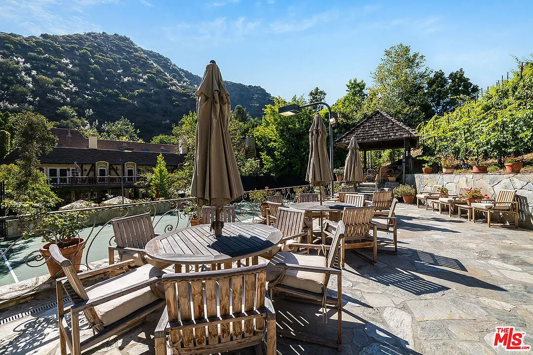 Terrace setup is easygoing. Weathered tables, mix-and-match chairs, lots of spots.