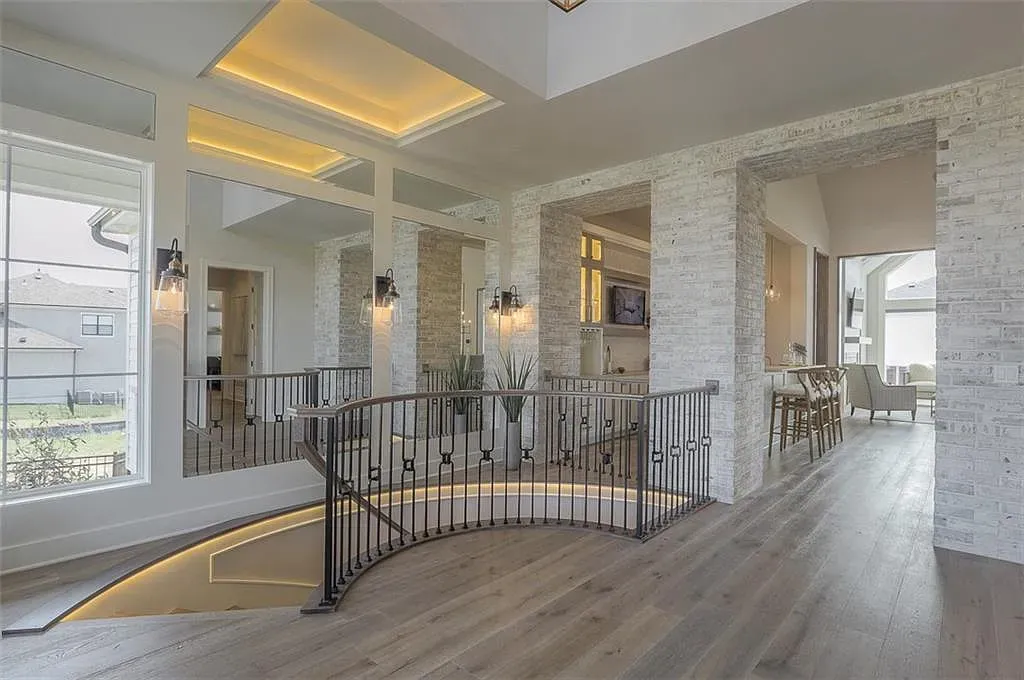 Okay, this curved staircase under the coffered ceiling—very lobby-chic, in a good way.