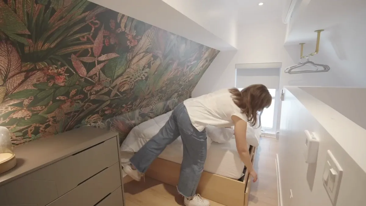 Frame at 8:00