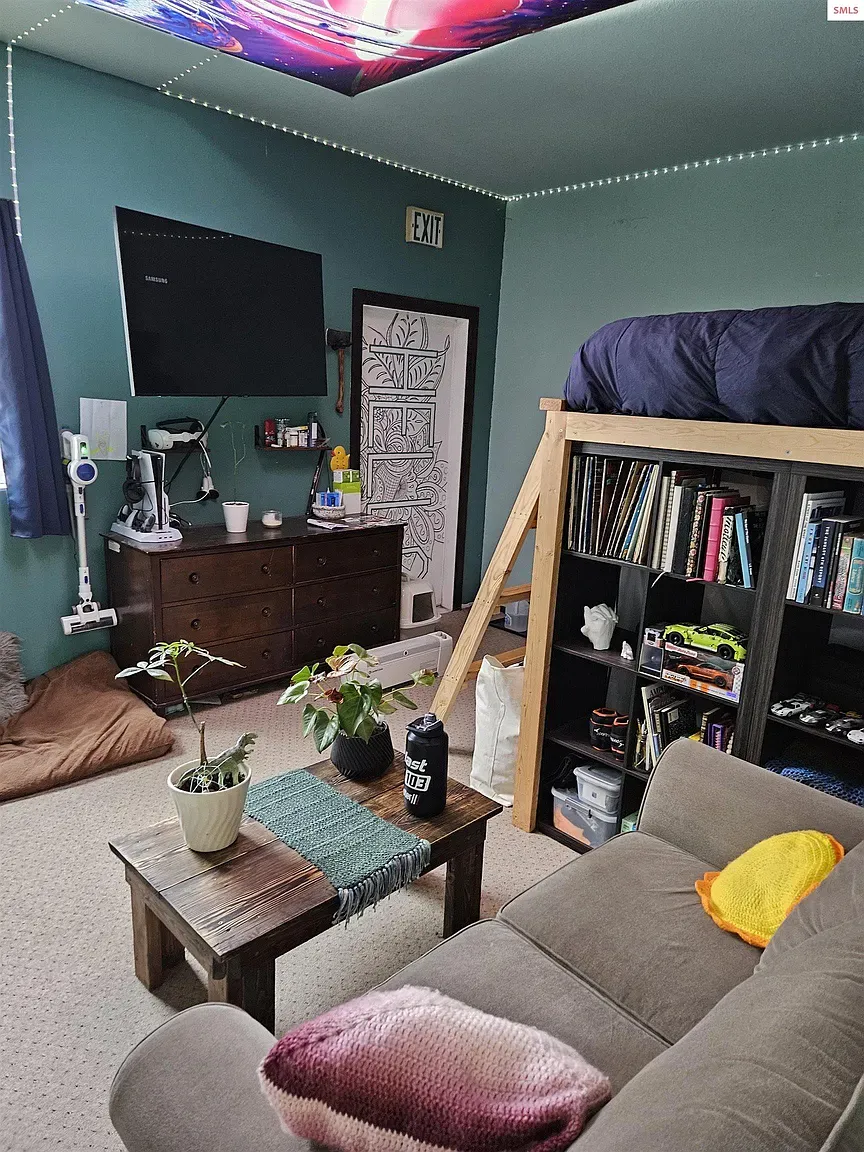 Teal walls, beige carpet—cozy little den. I actually the color.