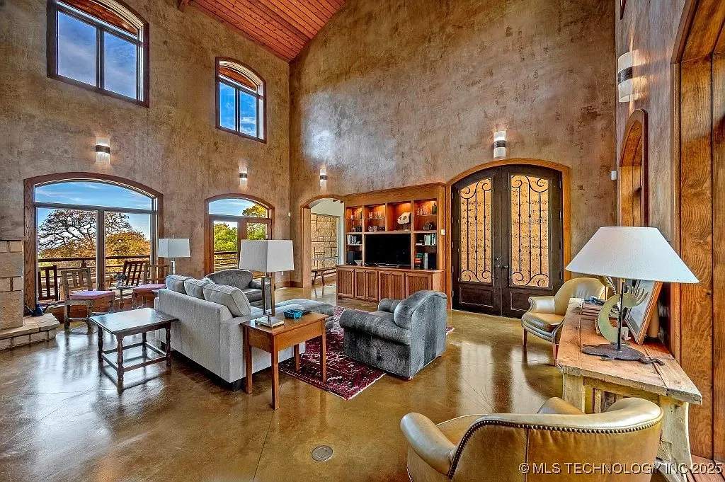 Tall arched windows again, earthy walls, polished concrete. Anyone know why concrete here?
