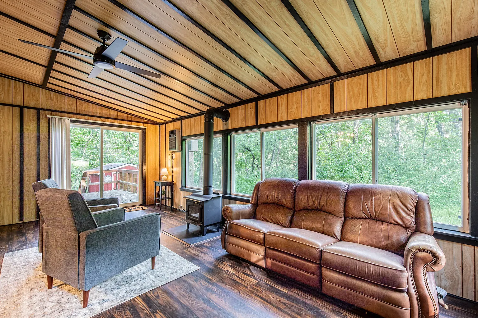 More beams and wood warmth. Okay, this is cabin comfort dialed in.