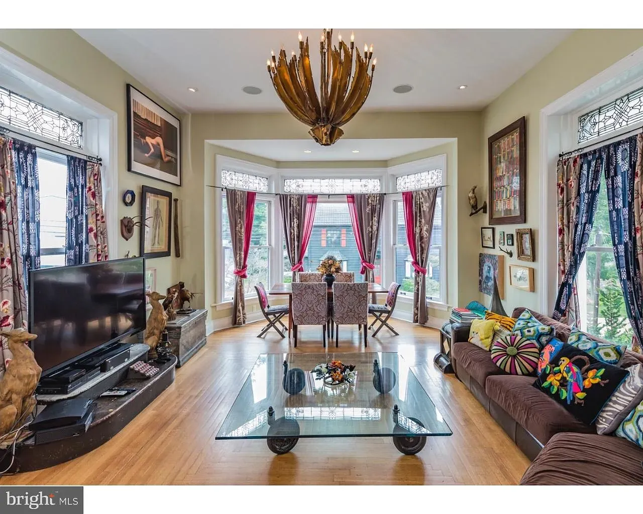 Back to the living room—bay windows, stained glass, warm colors. Yeah, I’m sold.