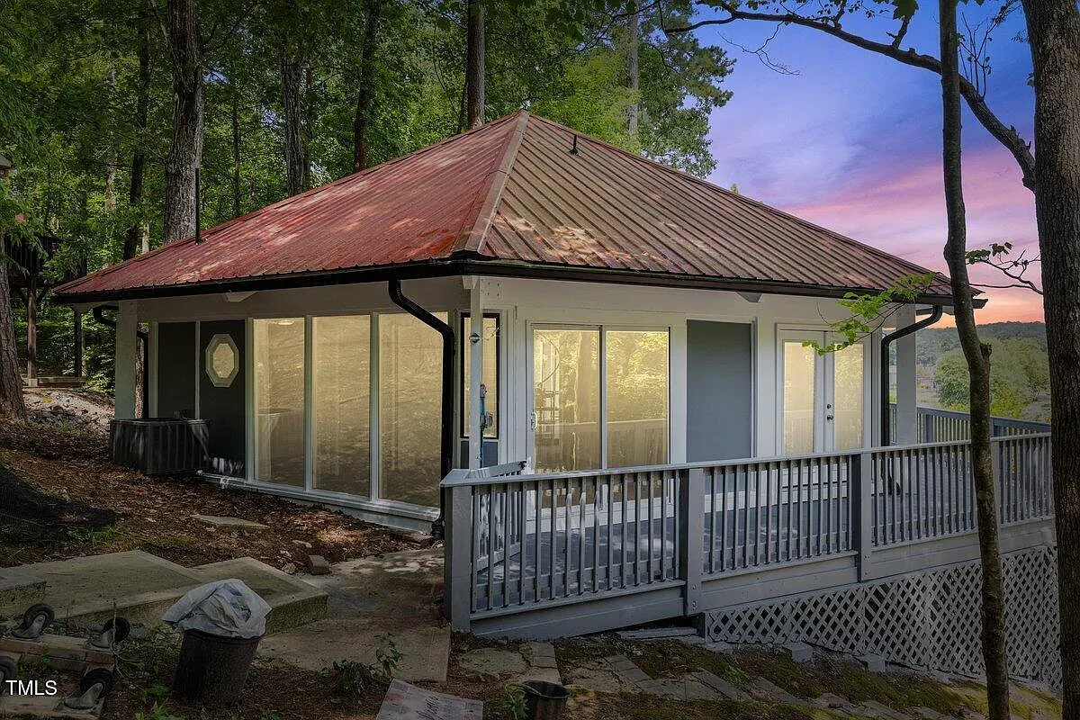 ## Octagonal pavilion in the trees, calm and airy, with panoramic views that invite a deep breath before the tour really gets going