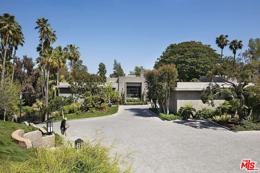 Another facade. smooth stucco, huge panes. I mean, privacy who?
