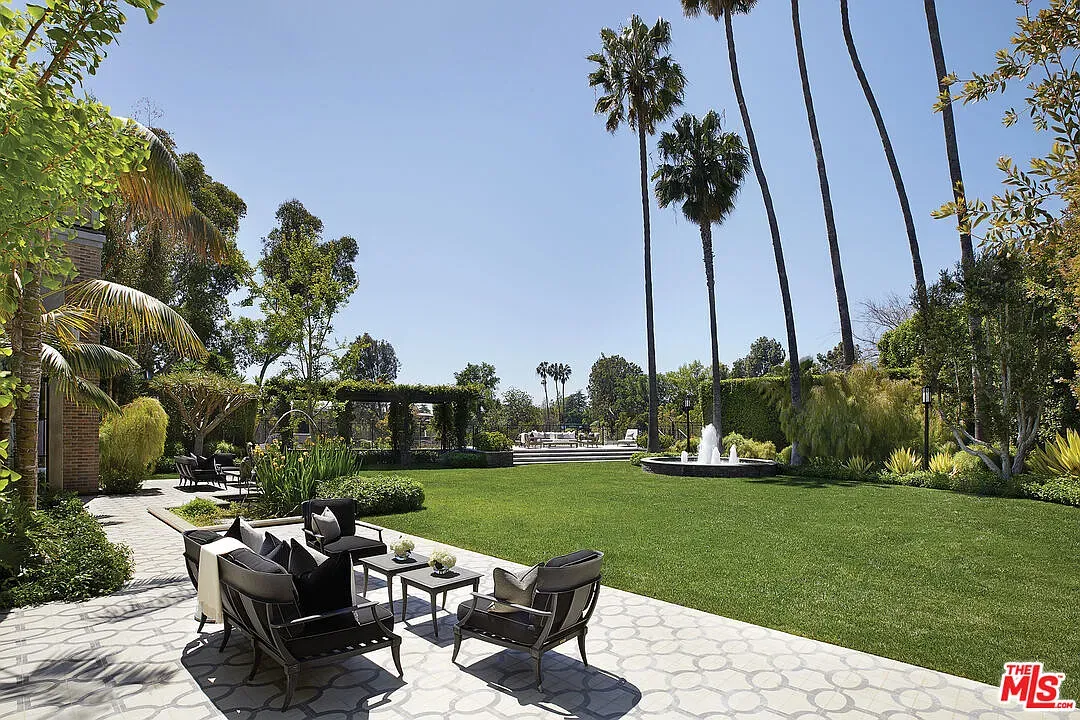 Garden flex—wide lawn, palms, clean edges. Simple, expensive, effective.