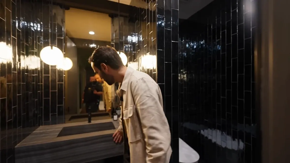 Frame at 33:15
