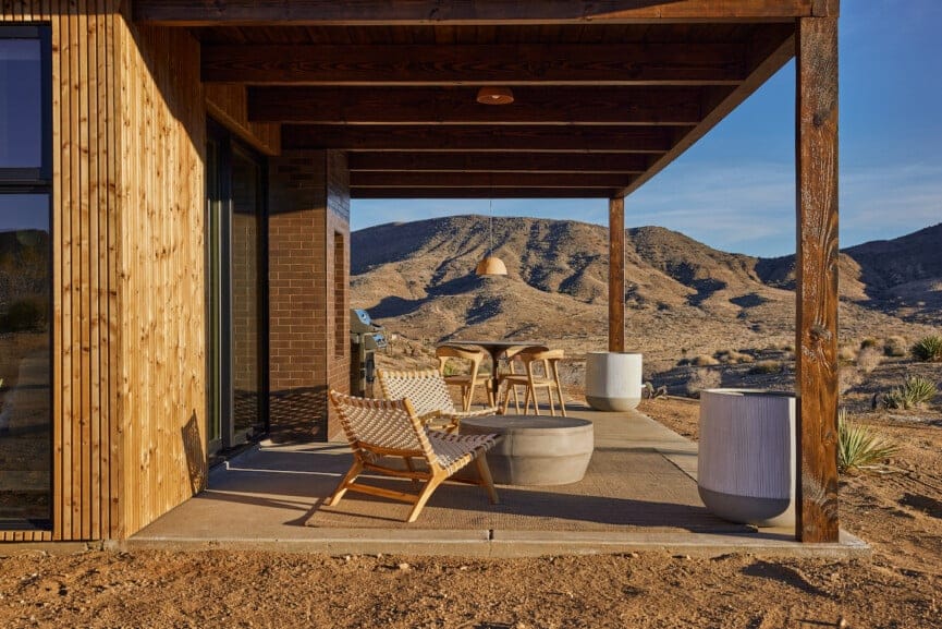 "Desert Porch Paradise: Where Mountains Meet Modern Design!"
