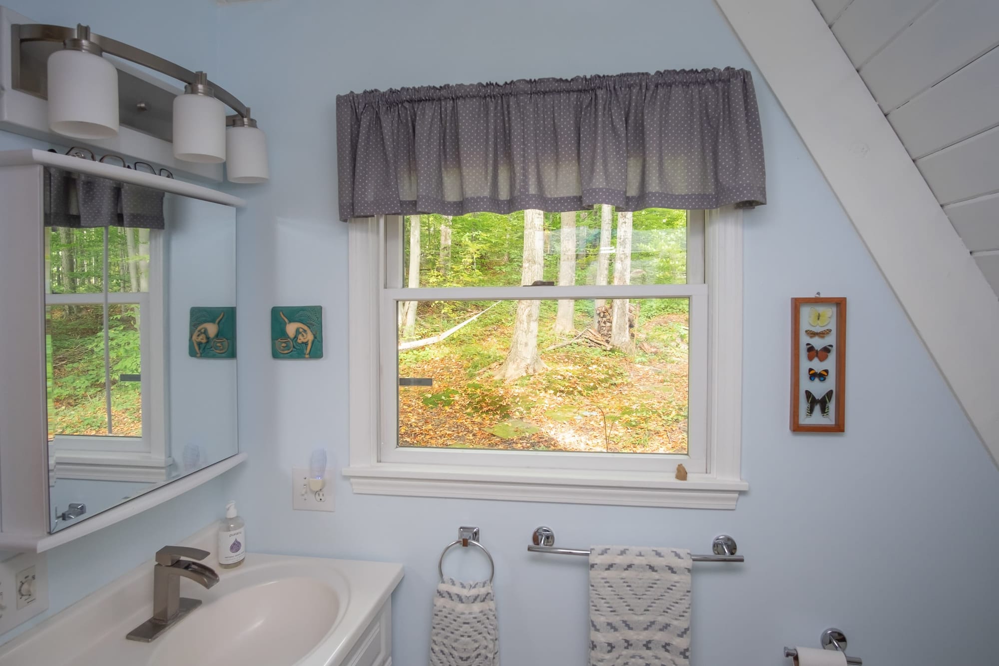 "Serene Bathroom with Forest Views - Nature Right Outside Your Window!"