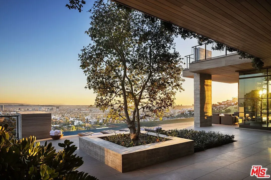Okay, this patio under the wood overhang at sunset? Chef’s kiss.