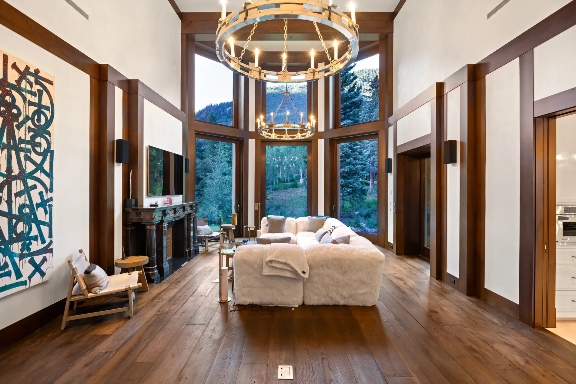 Another living space, big beams and warm tones. Classic mountain modern.