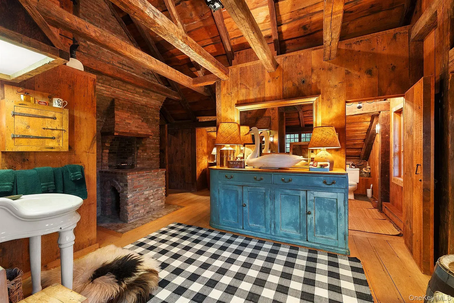 Another nook with rough boards and soft light. I mean, pretty dang comfy.