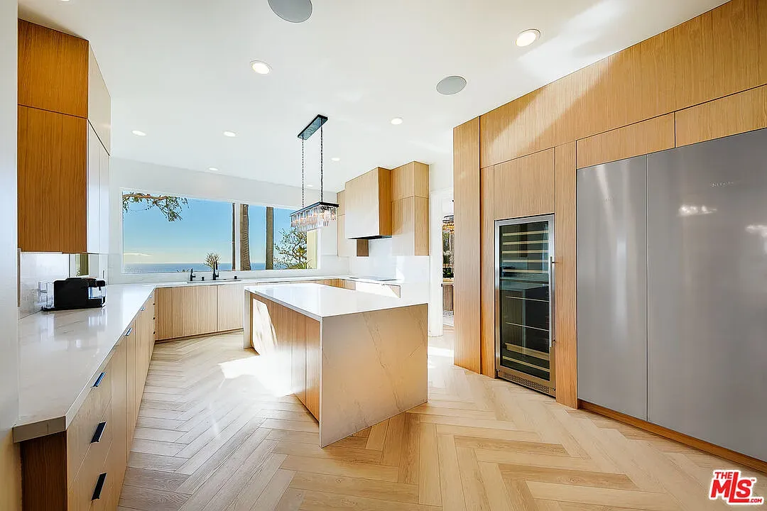 Here’s the kitchen — oak and white marble. Clean, bright, kinda hotel-chic.