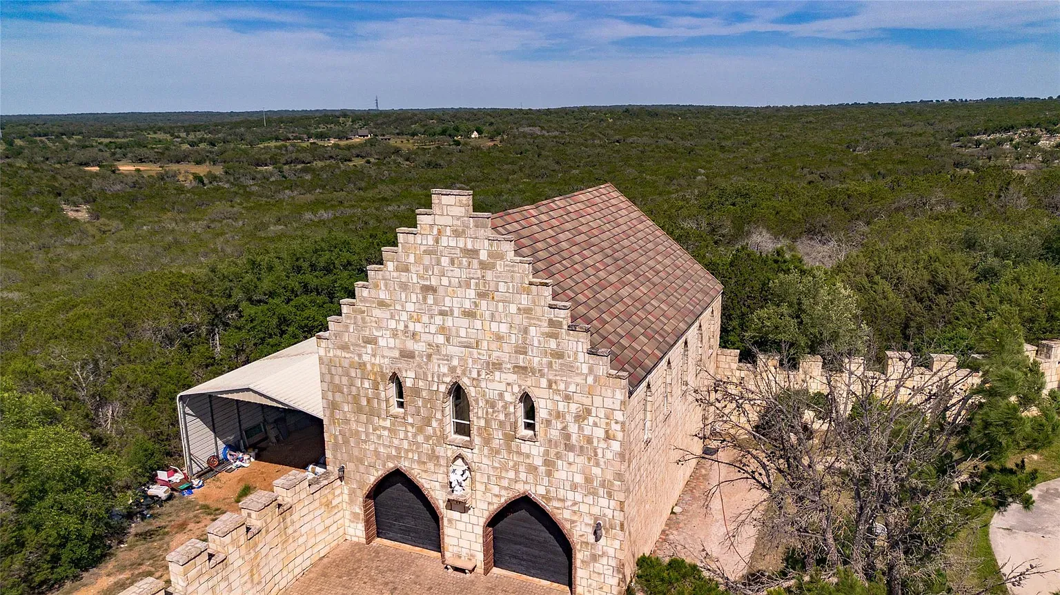 Closer look at the stonework. Rough, mixed tones, very storybook without being cheesy.