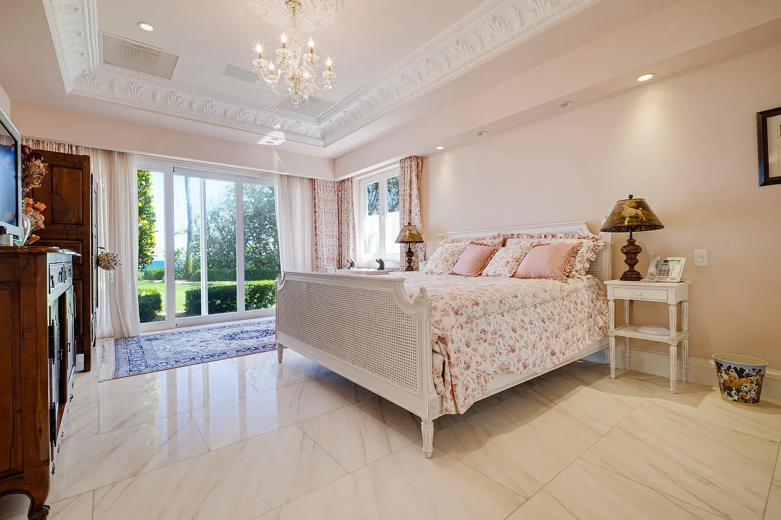 Soft pink bedroom, chandelier sparkle. Cozy, not sugary—nicely balanced.