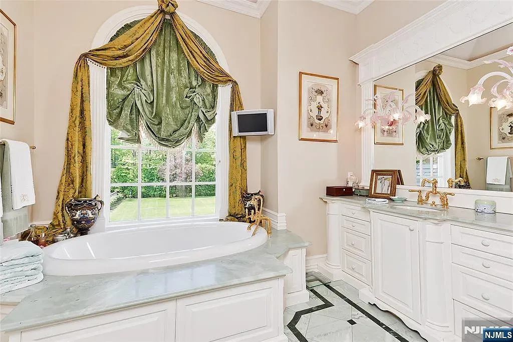 Green drapes around the tub window. Dramatic, but I'm into it.