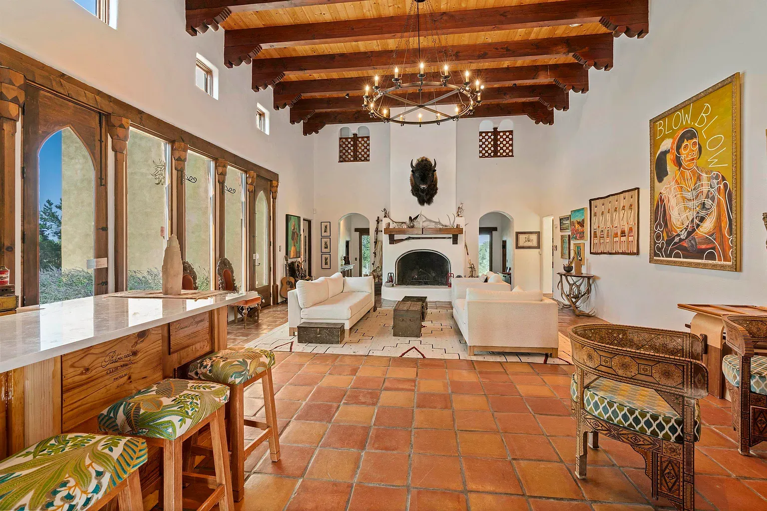 Big beams overhead, artsy touches everywhere. Feels cozy without trying too hard.