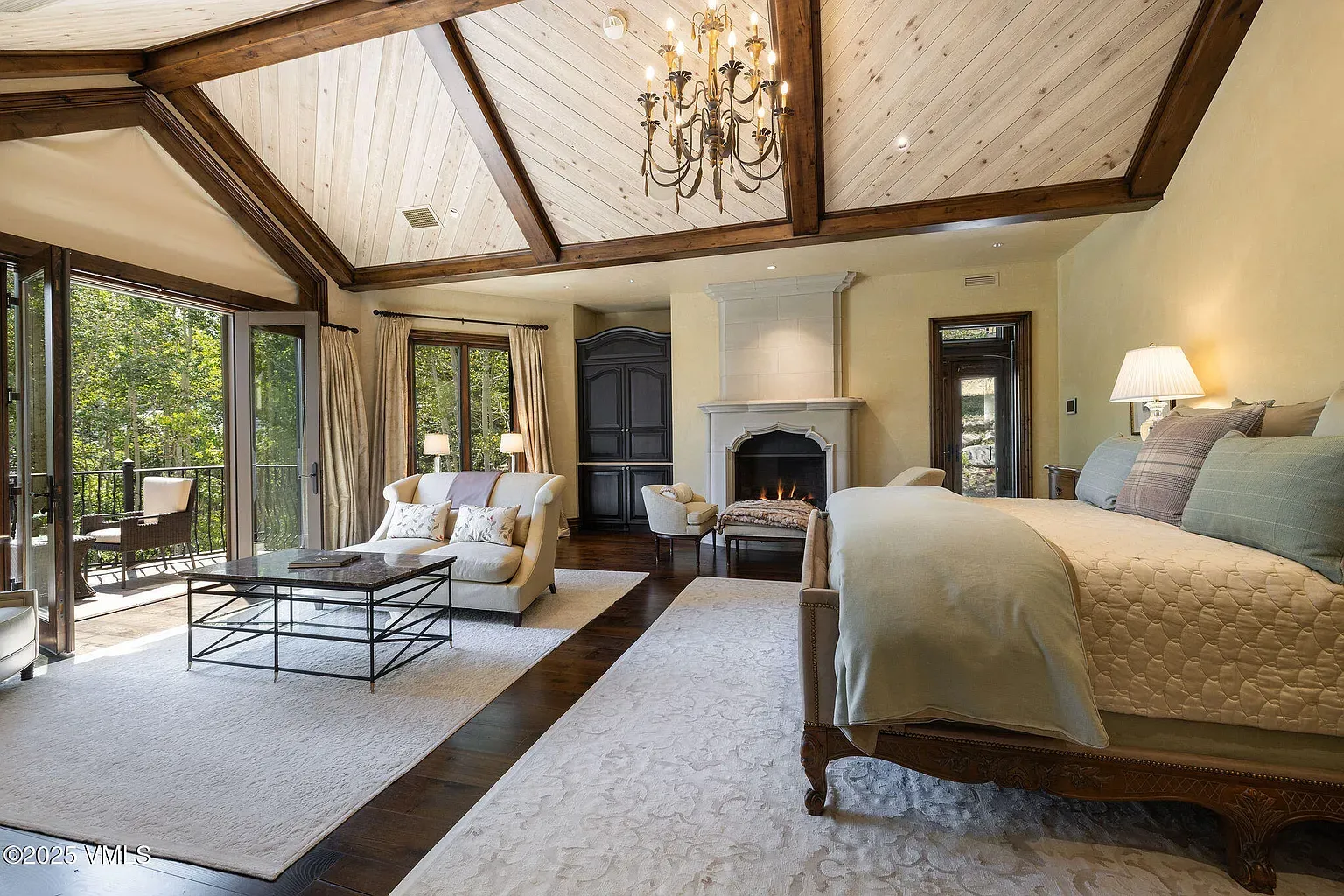 This bedroom breathes. beams overhead, creamy palette. Feels a quiet exhale.