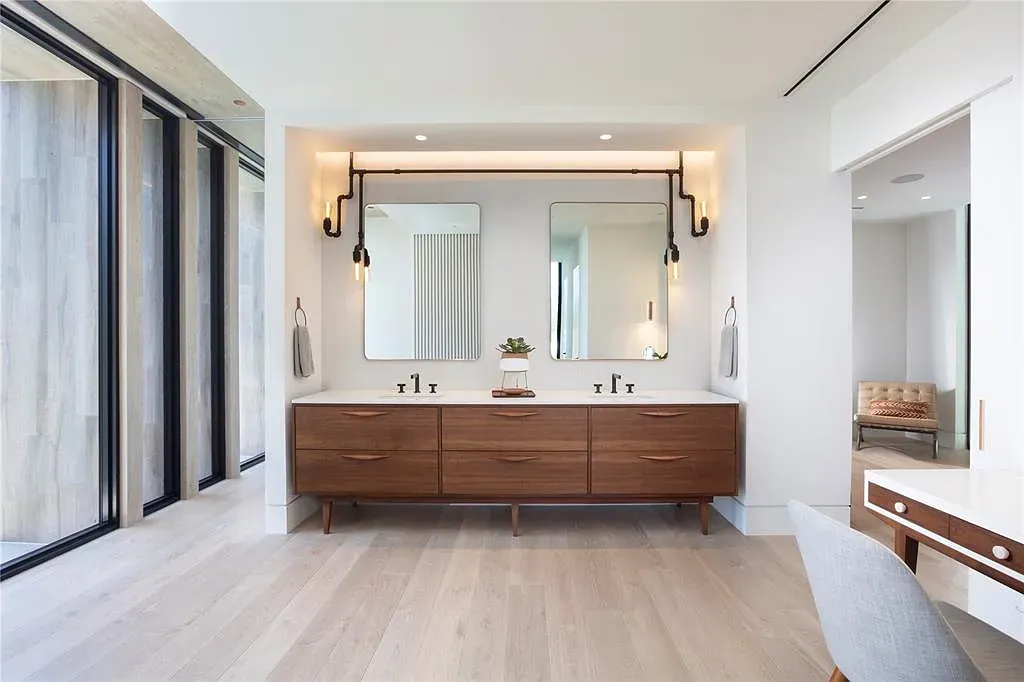 The walnut vanity against all that light—chef’s kiss. Bathroom mirror selfies unlocked.