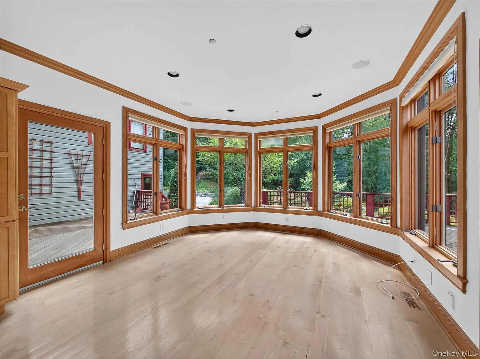 Those curved bay windows are the main character. Warm trim ties it together.