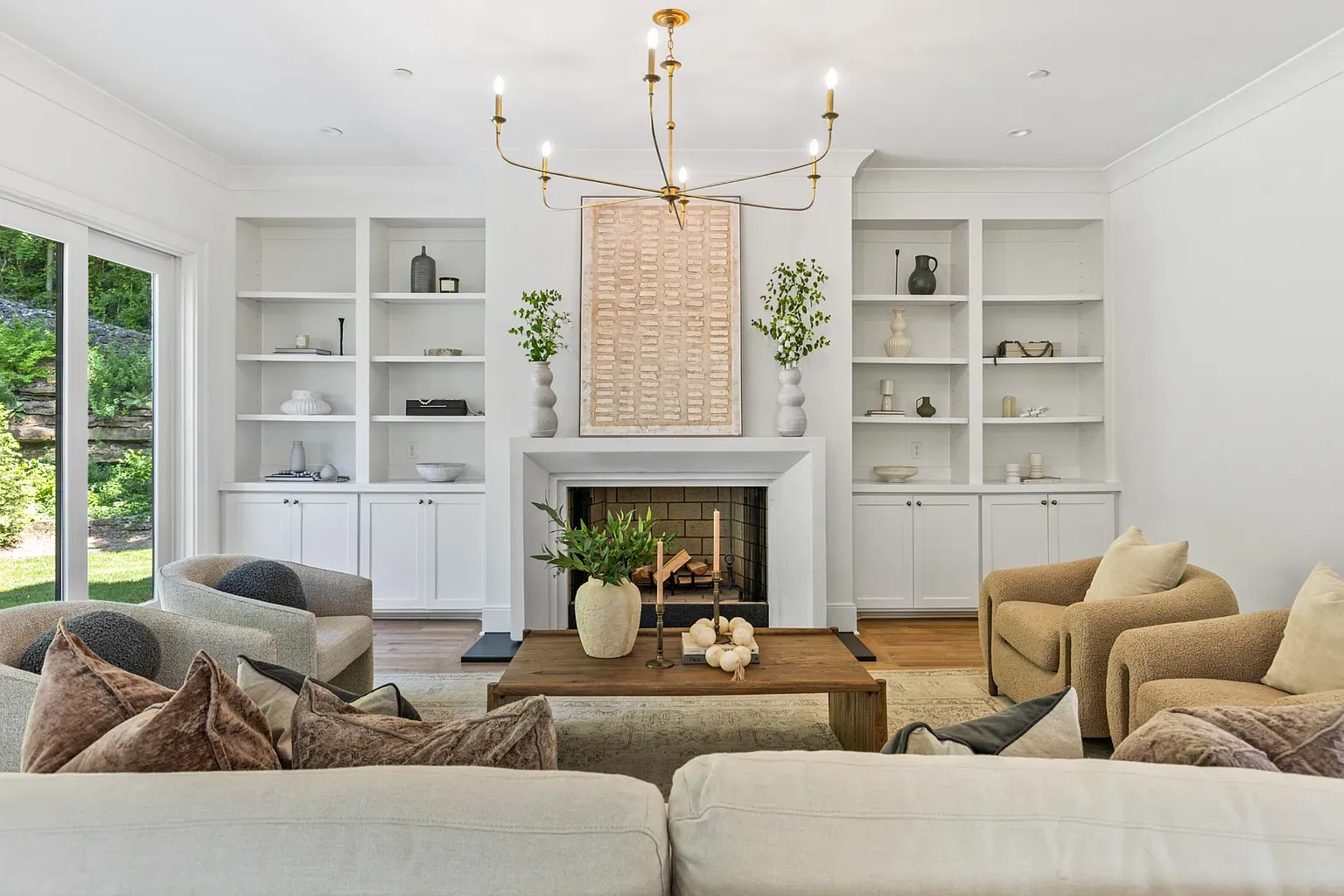 Bright living room, big sliders to greenery. Feels easy-breezy.