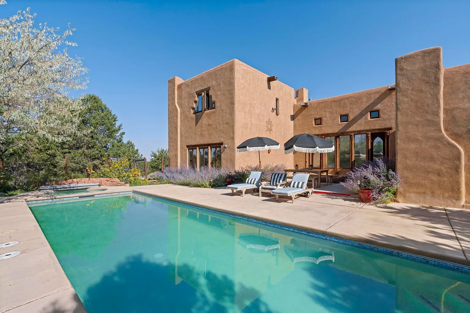 Rounded corners, deep windows, blue sky—pure adobe postcard.