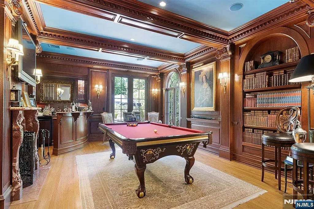 Mahogany everywhere, blue coffered ceiling. Feels an old library.
