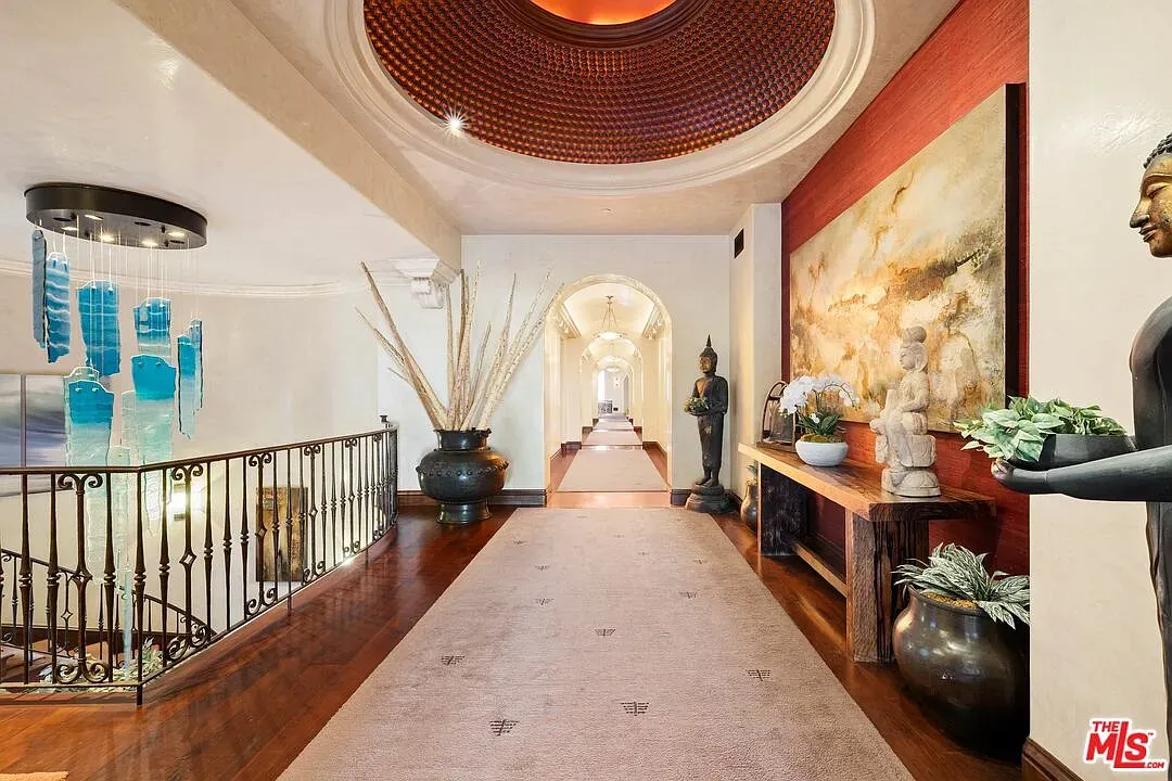 Okay, this hall—dark floors, beige walls, wild ceiling detail. Love the contrast.