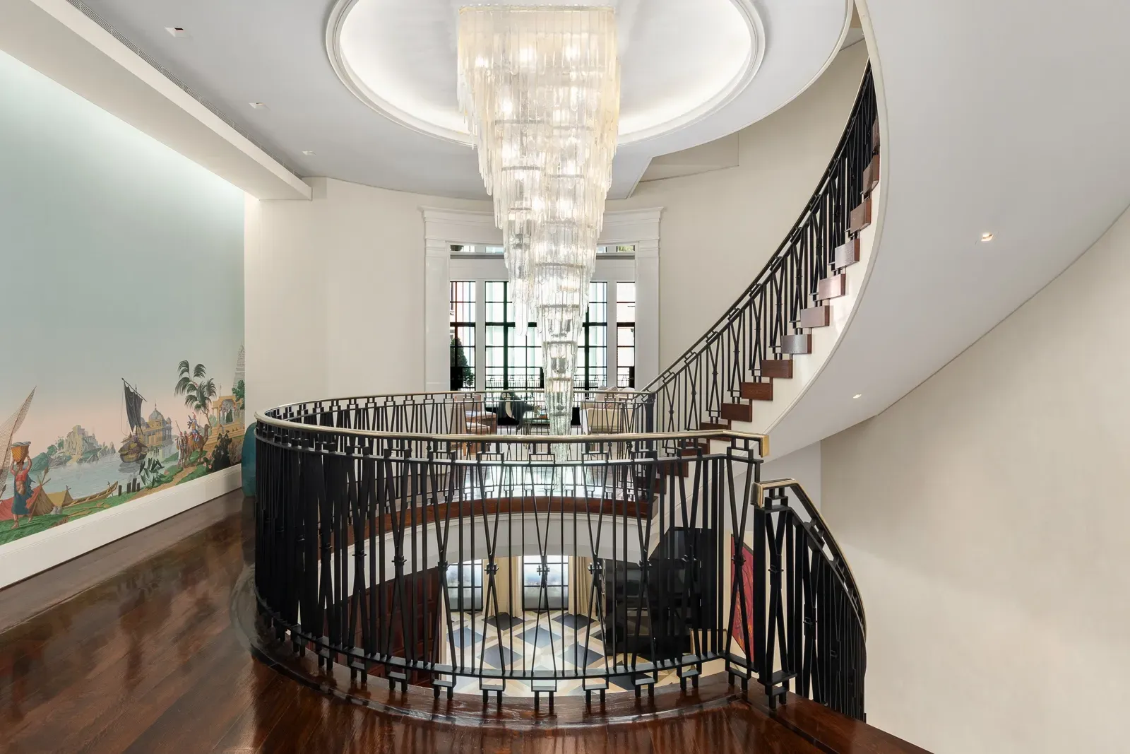 Okay, this chandelier over the grand curve—From this angle it's pure drama.