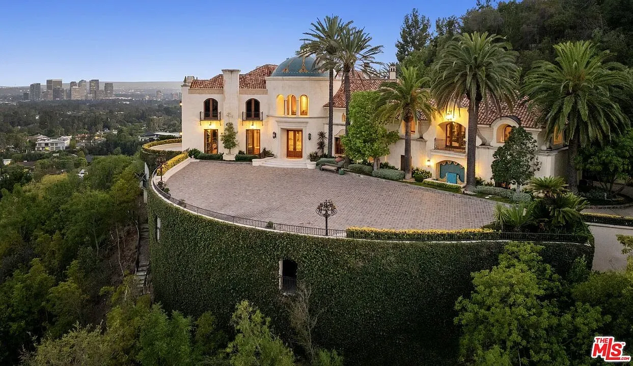 Rounded terraces wrapped in greenery—Mediterranean vibes with modern polish. Warm welcome, literally.