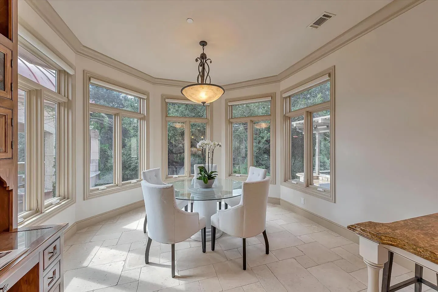 Breakfast with all those windows and trees? Yes, please. Bench looks comfy.