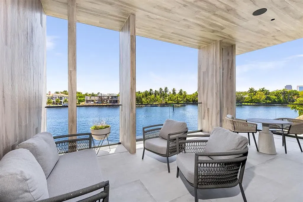 Slide those doors and the living room becomes a dock. I’m sold.