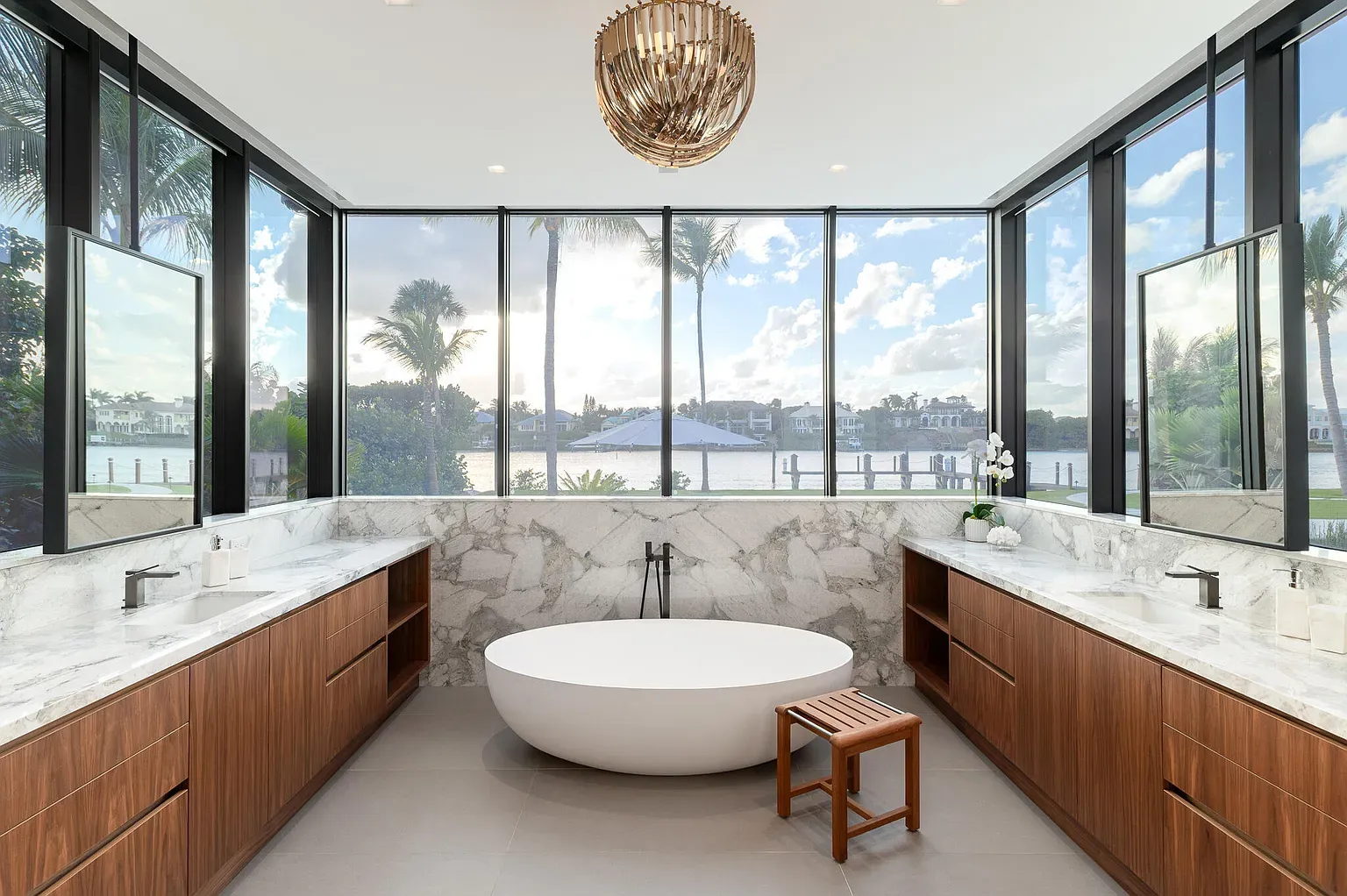 Tub with full-on waterfront panorama. Privacy glass or just waving at kayakers?