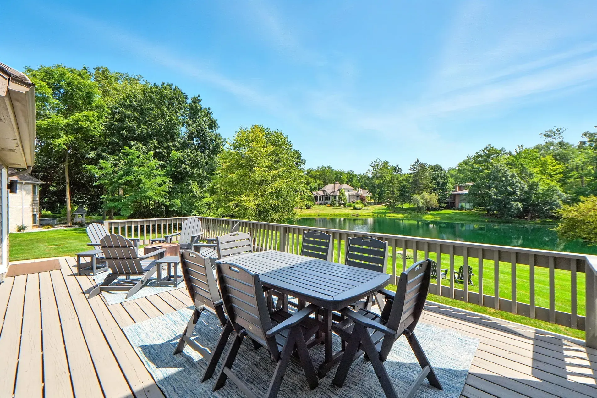 Deck over the pond? Okay, this sells it. 600k suddenly tracks.