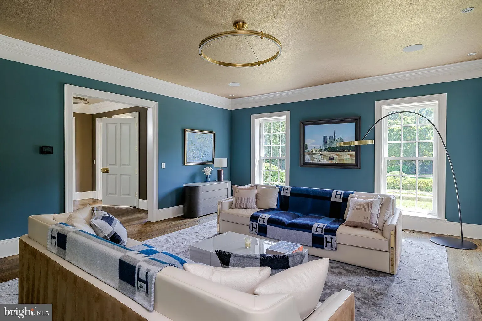 Okay, gold ceiling over teal walls—bold. I mean, it works?