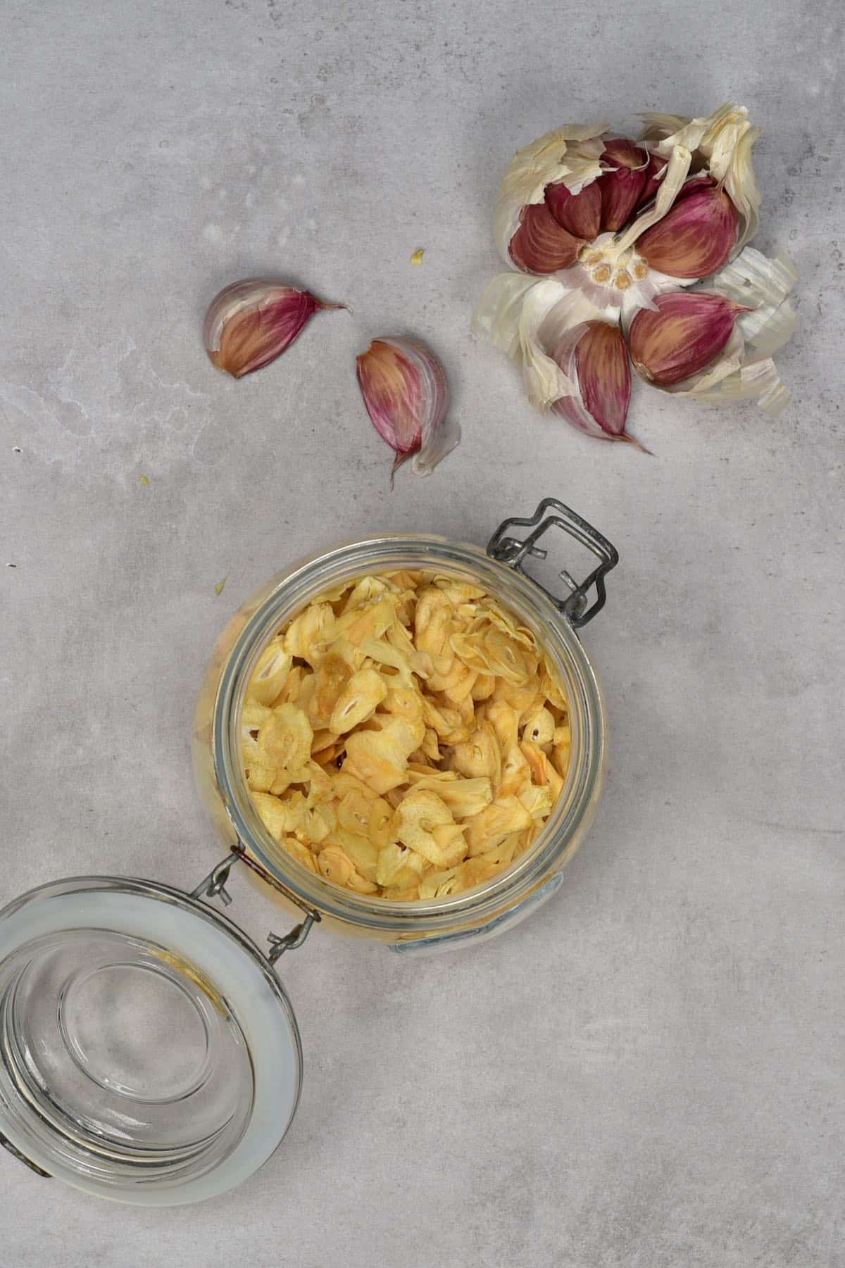 Garlic flakes