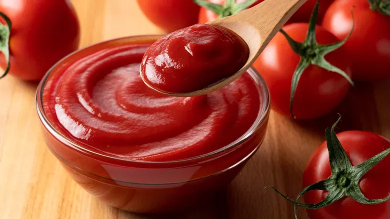 Ketchup with ground cayenne pepper