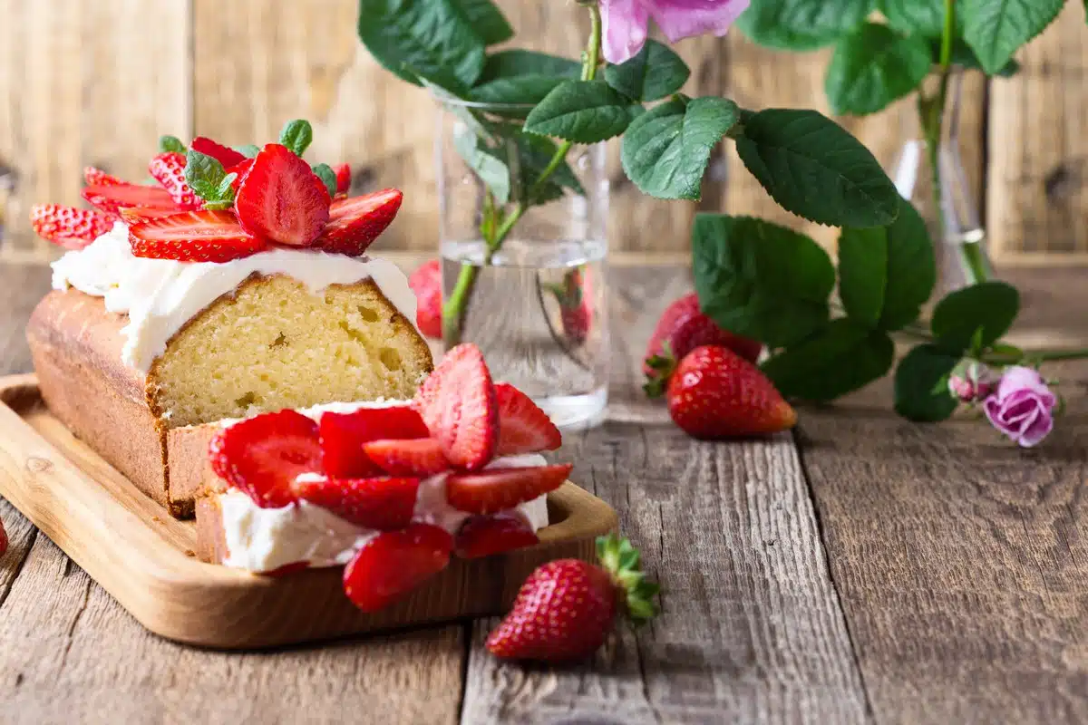 Quick sponge cake with cream cheese frosting and strawberries