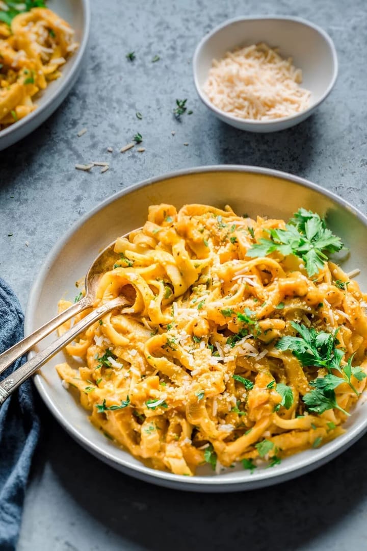 One-Pot Pumpkin Pasta (Vegan Pumpkin Alfredo)